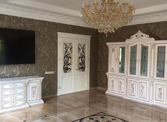 Комод ТВ з дверками Петрос + вітрина Петрос 6 дв. (покриття кольором)