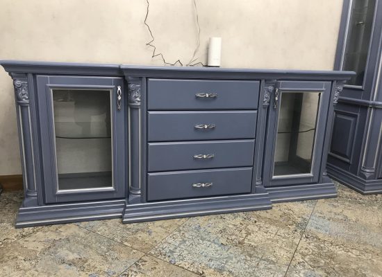 Комод Петрос, дверці зі склом та 4 шухляди (індивідуальне покриття кольором)