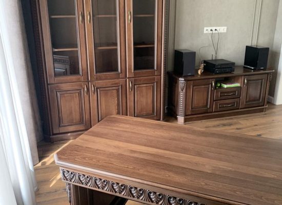 Комплект-бібліотека Українка (тонування): шафа тридверна книжкова + комод-ТВ + стіл керівника, з однією тумбою