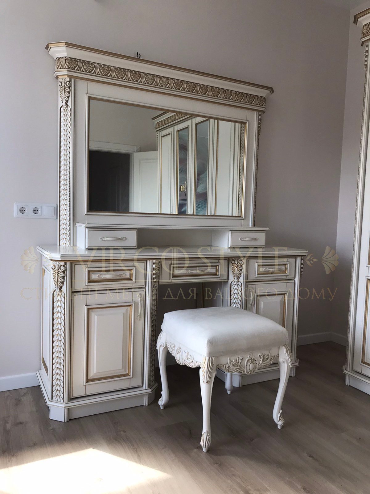 Туалетний столик Українка з дзеркалом 2