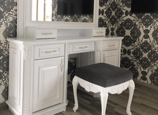 Туалетний столик Українка з дзеркалом (покриття кольором) + пуф