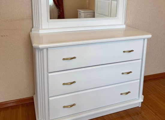 Комод Іннес, з дзеркалом (покриття кольором)